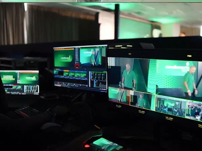 Tradução Simultânea e Palestra Silenciosa: Como Integrar os Dois Serviços no Seu Evento